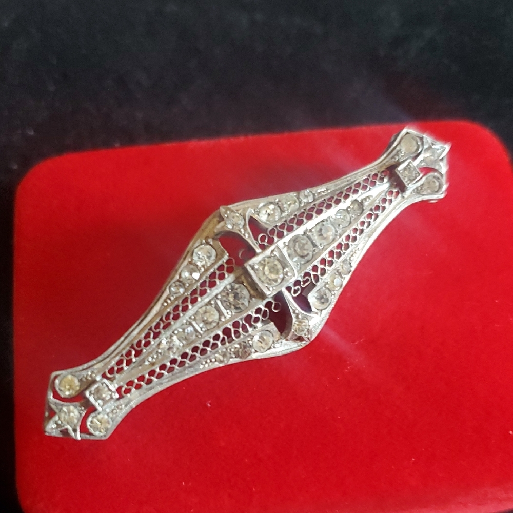 Vintage Art Deco Brooch Sterling Beautiful filigree pin It is a rare . 11.7 grms
